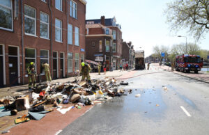 Inhoud vuilniswagen vliegt in brand tijdens het rijden Stalpaert van der Wieleweg Delft