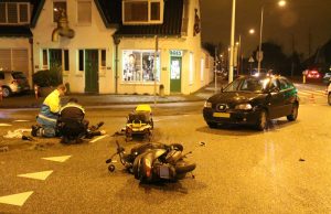 Brommer bestuurder flink gewond bij aanrijding Kerklaan Noordweg Wateringen