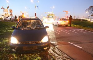 Fiets total-loss na aanrijding met auto, slachtoffer zwaargewond Lotsweg Den Hoorn