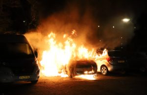 Geparkeerde auto’s zwaar beschadigd na brandstichting Mandelastraat Delft