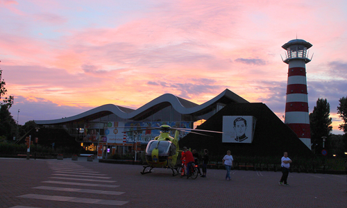 5 augustus Jongetje zit vast met vinger in bankje van abri bij tramhalte Plesmanweg Den Haag
