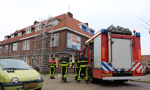21 februari Brandweer haalt steigerdeel naar beneden die dreigt te vallen Van der Heimstraat Delft