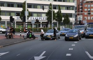 Aanrijding tussen brommer en personenauto Calandstraat Den Haag