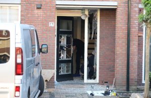 Groot onderzoek na nachtelijke explosie in straat, voordeur volledig verwoest Warmoesland Den Hoorn