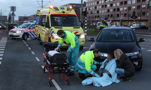 23 februari Fietsster gewond na aanrijding met auto Laan van Wateringseveld Den Haag