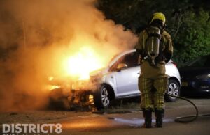 Geparkeerde auto zwaar beschadigd na brandstichting Maanweg Den Haag