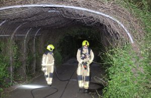 Onbekenden steken heg in brand Lange Houtwegpad Den Haag