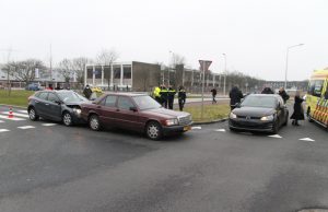 Schade na ongeval tussen vier voertuigen Binckhorstlaan Den Haag