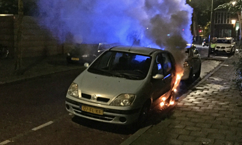 20 augustus Auto in brand gestoken, brandweer voorkomt erger Poptahof Zuid