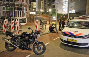 Motorrijder gewond na glijder over asfalt Gevers Deynootweg Den Haag