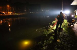 Hulpdiensten starten grote zoekactie na vondst deel-scooter in water Trekweg Den Haag