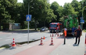 Hydraulische slang schiet los van combi zuig- en spuitvrachtwagen Alberdingk Thijmstraat Den Haag