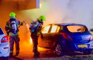 Meerdere woningen ontruimd na autobrand aan Merellaan in Maassluis