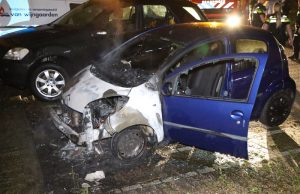 Auto brand volledig uit tegen gevel Grashof Leidschendam
