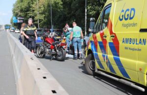 Motorrijder lichtgewond na aanrijding met auto N470 Kruithuisweg Delft