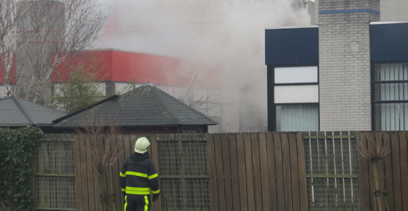 Grote brand in woning aan de Tiendweg in Naaldwijk (video update)