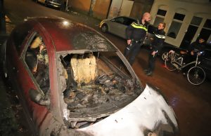 Geparkeerde auto in brand gestoken Rozenburgstraat Den Haag