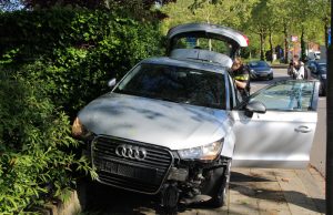 Auto rijdt lantaarnpaal uit de grond; lachgas in de auto Schoemakerstraat Delft