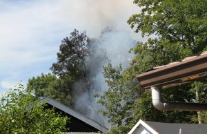 Meerdere explosies bij brand in tuinhuisje Nieuwkoopseweg Pijnacker
