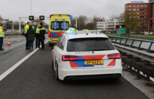 Politieauto komt in botsing met vrachtwagen A13 Delft