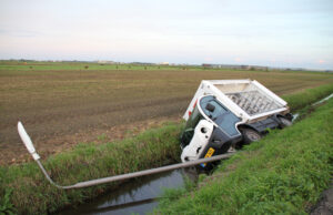 Bezorgwagen van Picnic belandt in sloot Bovenmolenweg Pijnacker
