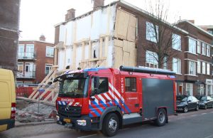 Brandweer verwijderd klepperende keukenkast Jan van der Heijdenstraat Den Haag