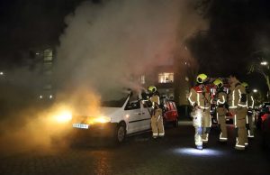 Geparkeerd rolstoelbusje volledig in vlammen opgegaan Schoutendreef Den Haag