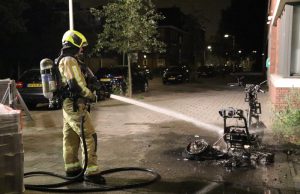 Elektrische scooter brand volledig af 2e Sweelinckstraat Den Haag