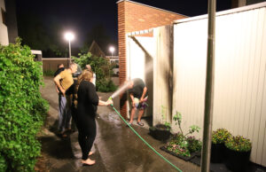 Buren ontdekken brand tegen schuurtje Kopkas Delft