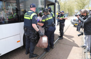 Tientallen aanhoudingen bij demonstratie Extinction Rebellion Korte Voorhout Den Haag