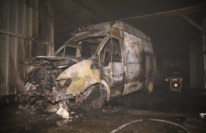 IJscowagen brandt volledig uit tegen loods Opstalweg Naaldwijk