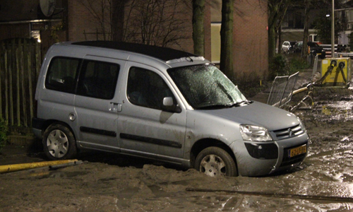 2 maart Automobilist komt vast te zitten in wegopenbreking De Frankenthaler Wateringen
