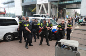 Enorme politie inzet en paniek op Den Haag Centraal Station na bedreiging met vuurwapen Koningin Julianaplein