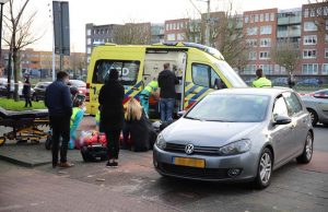 Brommerrijder gewond na aanrijding met afslaande auto Laan van Wateringseveld Den Haag