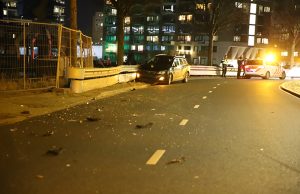 Flinke schade bij ongeval tussen twee auto’s Neherkade Den Haag