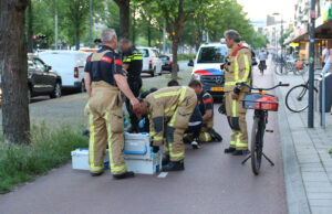 Kind met voet bekneld tussen fietsspaken Papsouwselaan Delft