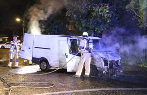 Busje vliegt in brand Zijpendalstraat Den Haag