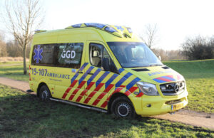 Brandweer bevrijdt ambulance uit de modder Vockestaertpad Delft