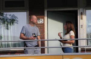 Politie doet langdurig onderzoek in woning Dirk Costerplein Delft