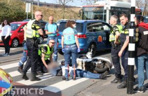 Scooter botst op auto Waldorpstraat Den Haag