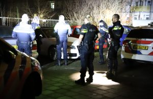 Agenten in kogelwerende vesten na melding van vuurwapen Hengelolaan Den Haag