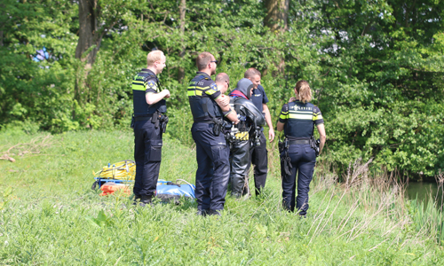 9 mei Brandweer haalt handschoen uit water na melding hand in water Röntgenweg Delft