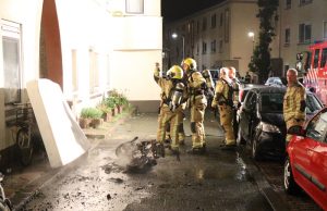 Scooter uitgebrand tegen gevel portiek Pluvierstraat Duindorp