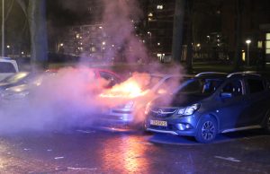 Geparkeerde auto in brand Poptahof Zuid Delft