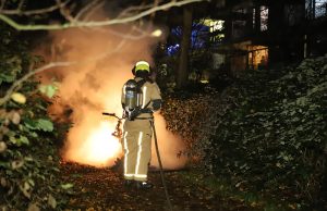 Scooter in brand gestoken achter flat Pijperring Delft
