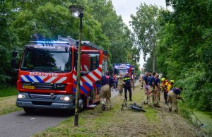Zoekactie in sloot na aantreffen fiets aan Laan 1940-1945 in Maassluis