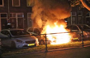 Geparkeerde auto’s gaan in vlammen op Simonsstraat Delft