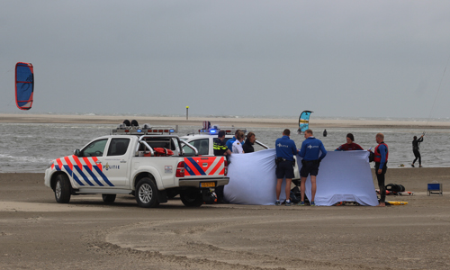 1 juli Kitesurfer zwaargewond na val op de Zandmotor Den Haag