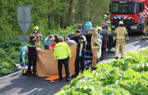 Auto komt op dak terecht na eenzijdig ongeval, 60-jarige inzittende overleden Kruithuisweg Delft