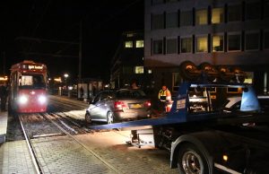 Automobilist uit het Zuiden rijdt zich vast op trambaan Scheveningseweg Den Haag